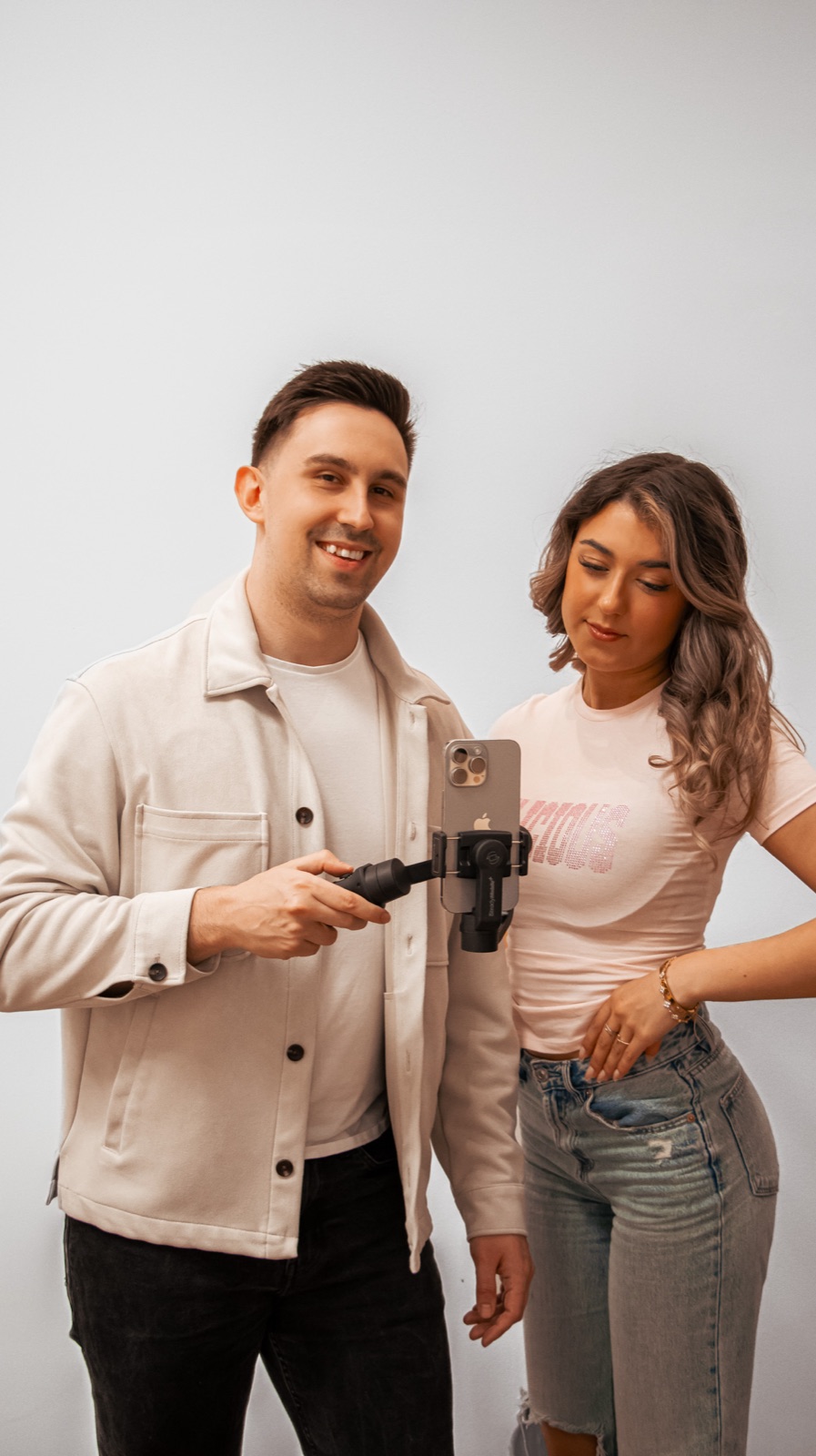 Laura und Julian von Herzly bei der Videoproduktion mit Smartphone-Gimbal