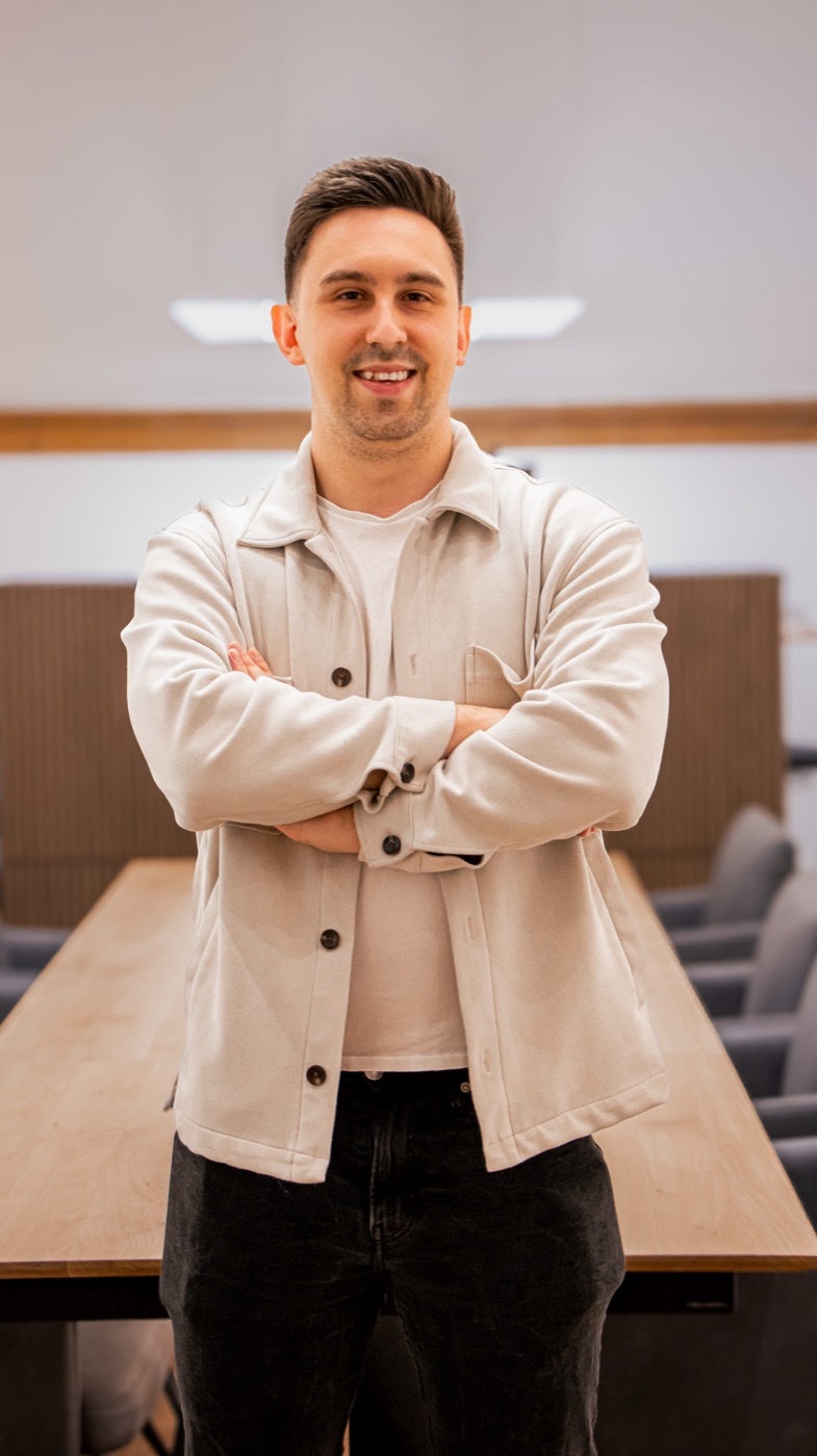 Julian Isaak, Mitgründer von Herzly Marketing, im Besprechungsraum